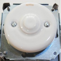 TAPA CIEGA DE PORCELANA BLANCA. TIPO COLONIAL